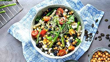 BBQ-bönbiffar med svarta bönor med pastasallad & avokadokräm