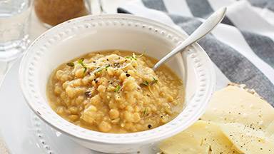 Hemgjord ärtsoppa med färsk ingefära