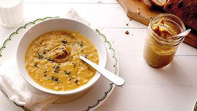 Klassiskt kryddad gul ärtsoppa från grunden