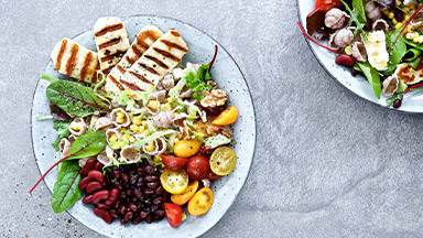 Vegetarisk hirs- och rödbetsburgare med zucchini