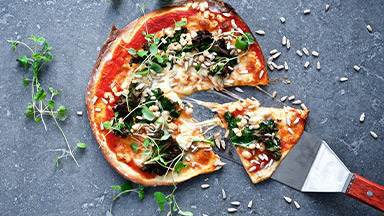 Vegetarisk pizza med mozzarella, grönkål & vita bönor