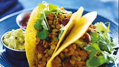 Vegetariska tacos med bönröra, färska grönsaker och krispig sallad