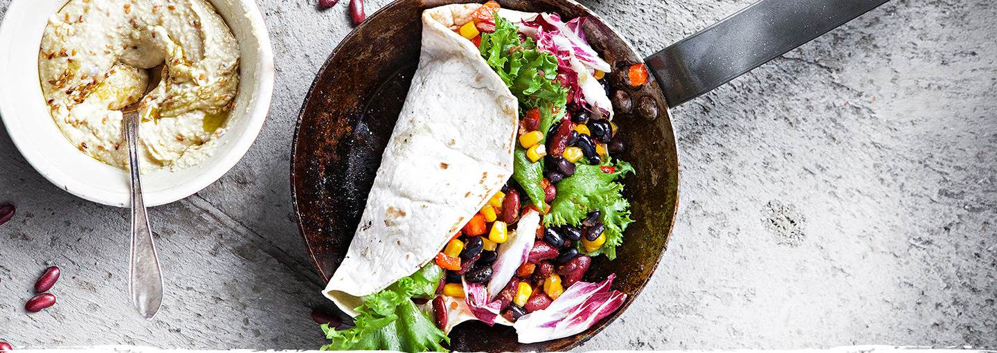 Bönwraps med svarta bönor, kidneybönor, sallad och tomat