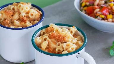 Vegetarisk mac n cheese med tomat- & bönsallad