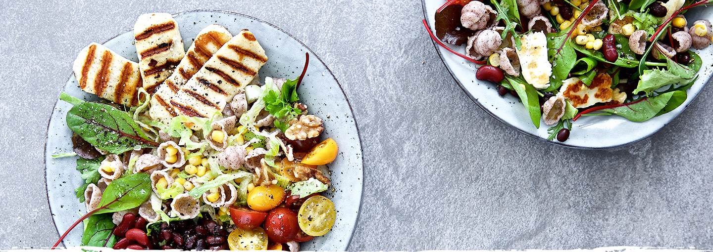 Vegetarisk pastasallad med bönor & grillad halloumi