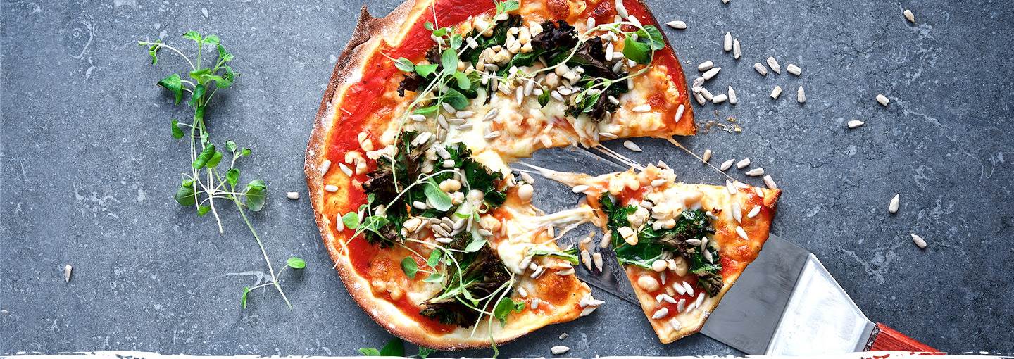 Vegetarisk pizza med mozzarella, grönkål & vita bönor