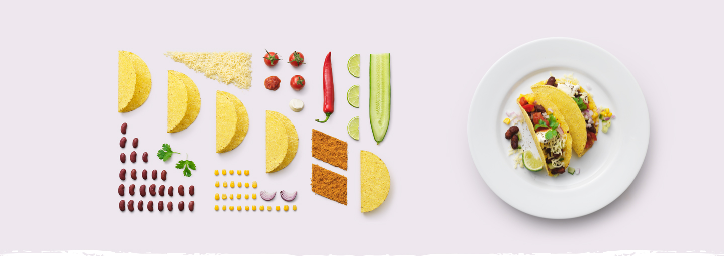 Vegetariska tacos med bönröra, färska grönsaker och krispig sallad