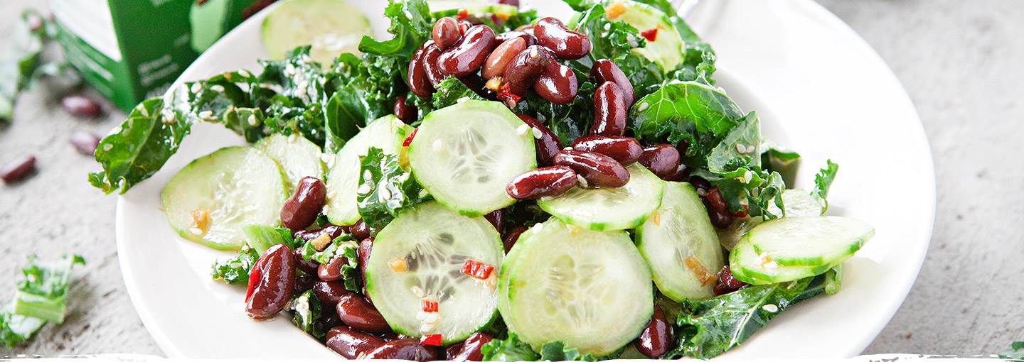 Grönkålssallad med kidneybönor och sesamdressing