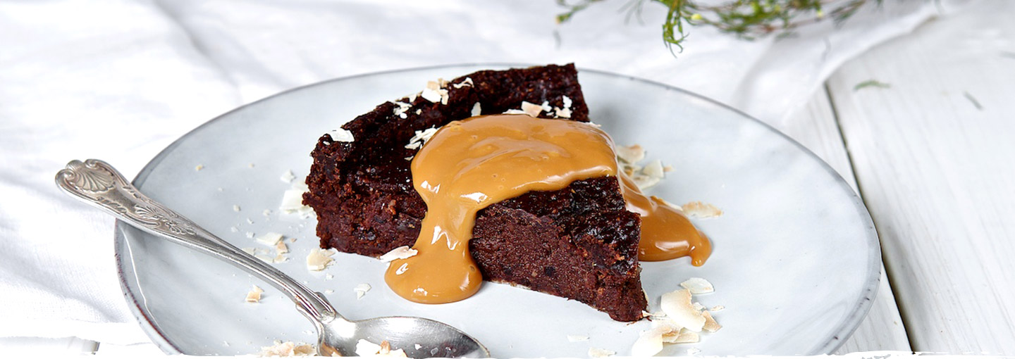 Kladdkaka med svarta bönor & salt karamelltopping