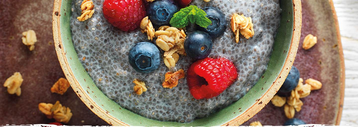 Chiapudding med granola och färska bär